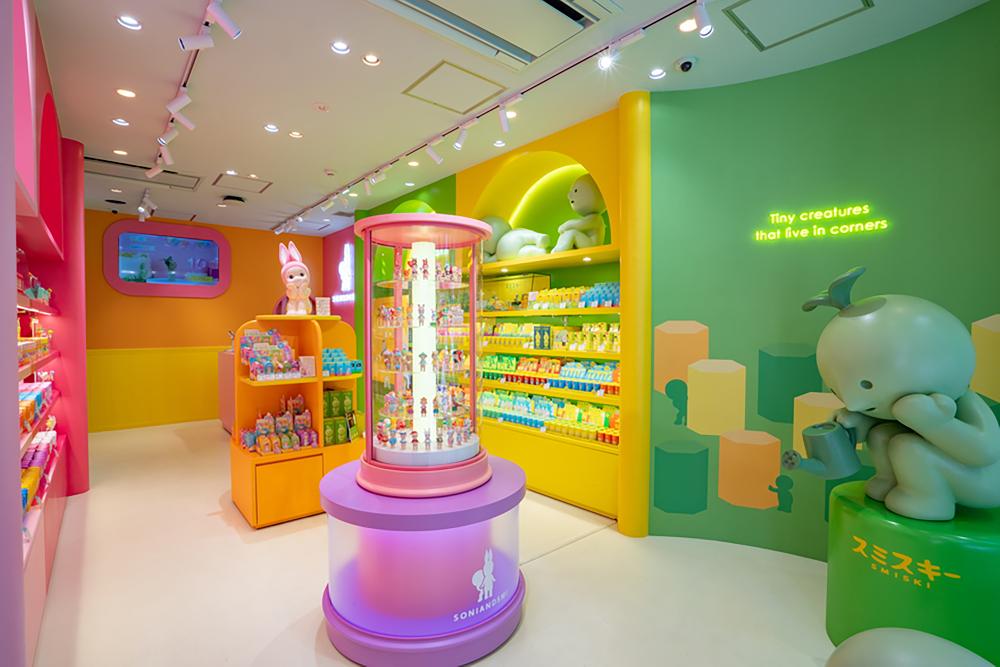 「SONIANDSMI」渋谷　キャラクターグッズショップの店内什器